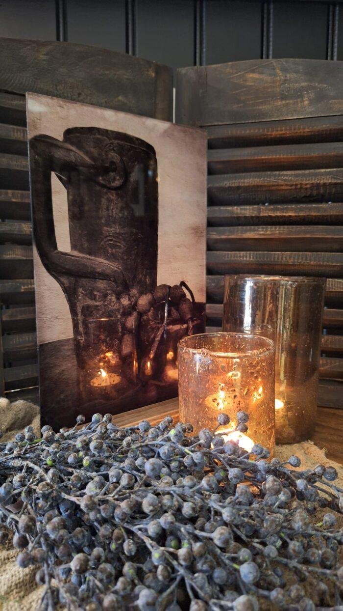 Glasplaat houten voet met stilleven kruiken en krans – sobere decoratie