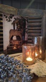 Glasplaat met houten voet en authentiek object – stoere landelijke decoratie