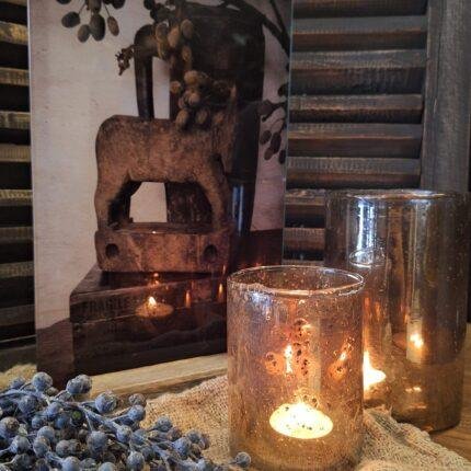 Glasplaat met houten voet en authentiek object – stoere landelijke decoratie