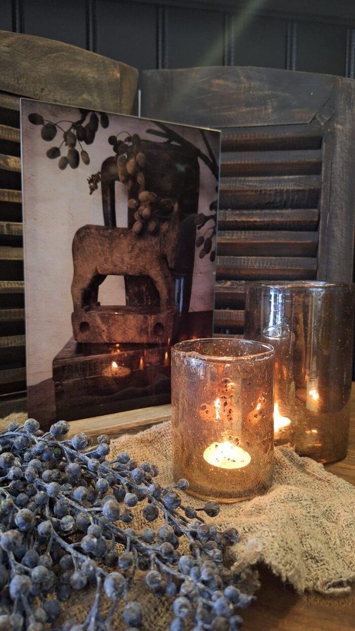 Glasplaat met houten voet en authentiek object – stoere landelijke decoratie