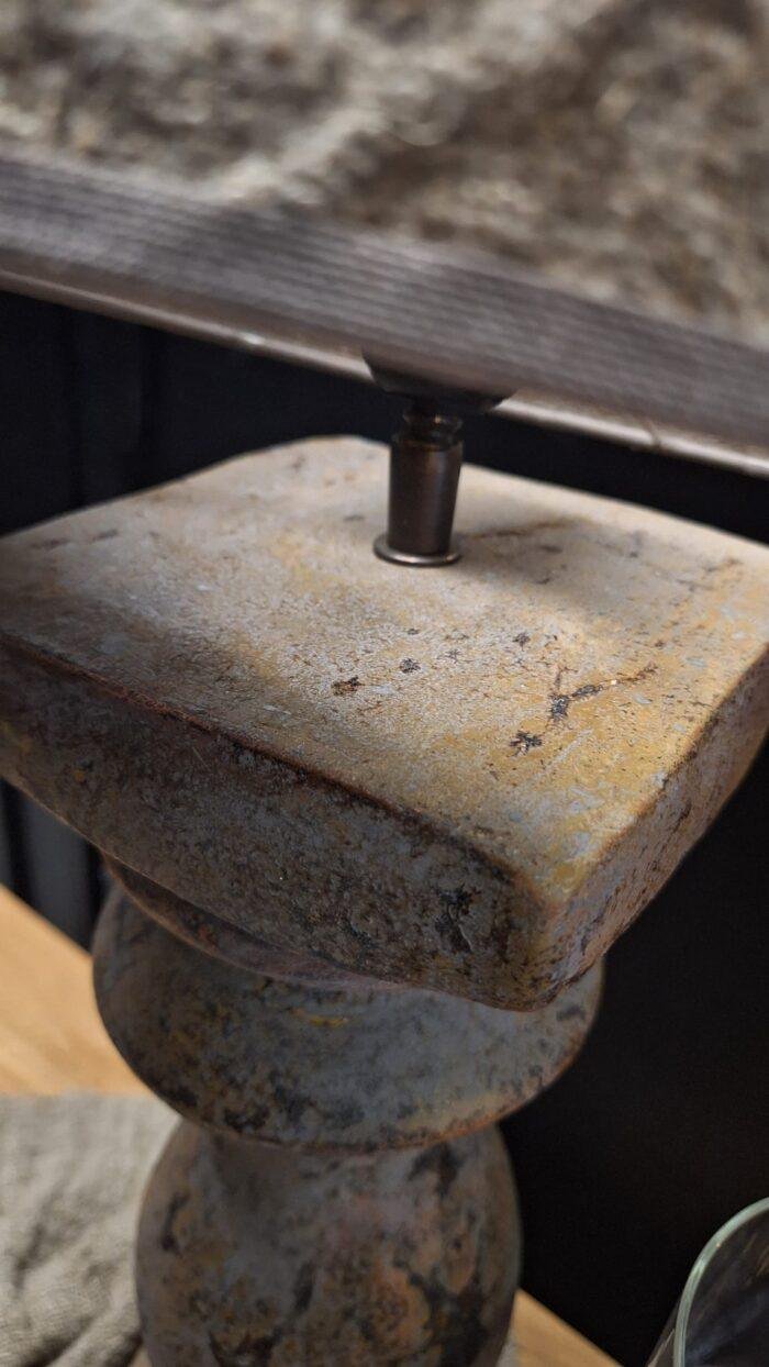 Detail stenen balusterlamp grijs landelijke woonstijl