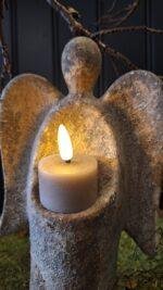 Stenen engel met theelicht voor landelijke decoratie