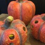 Lage oranje polystone pompoen