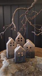 Stenen theelicht huis met landelijke uitstraling