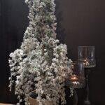 Kunst cederboom met winterse uitstraling in sobere stijl