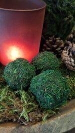 Mini mosballen decoratie in schaal met windlicht en dennenappels