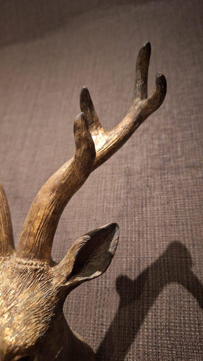 Landelijk interieur detail met rendier buste 31cm