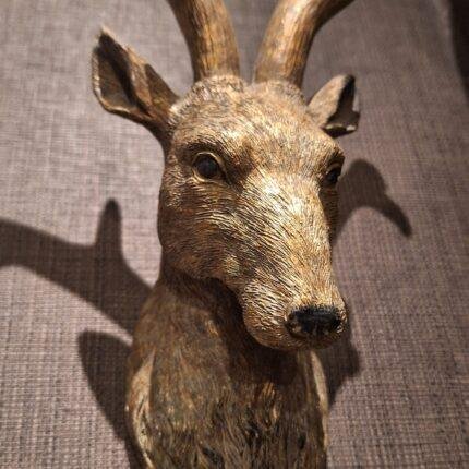 Stoere rendier buste als woondecoratie