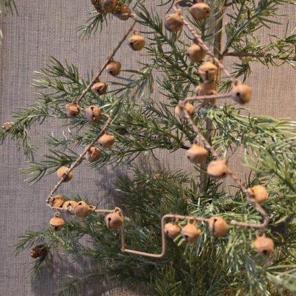 Roestige hangende boom met bellen