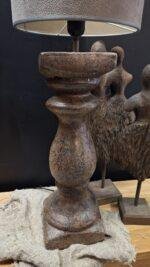 Stenen balusterlamp bruin zonder kap landelijk interieur