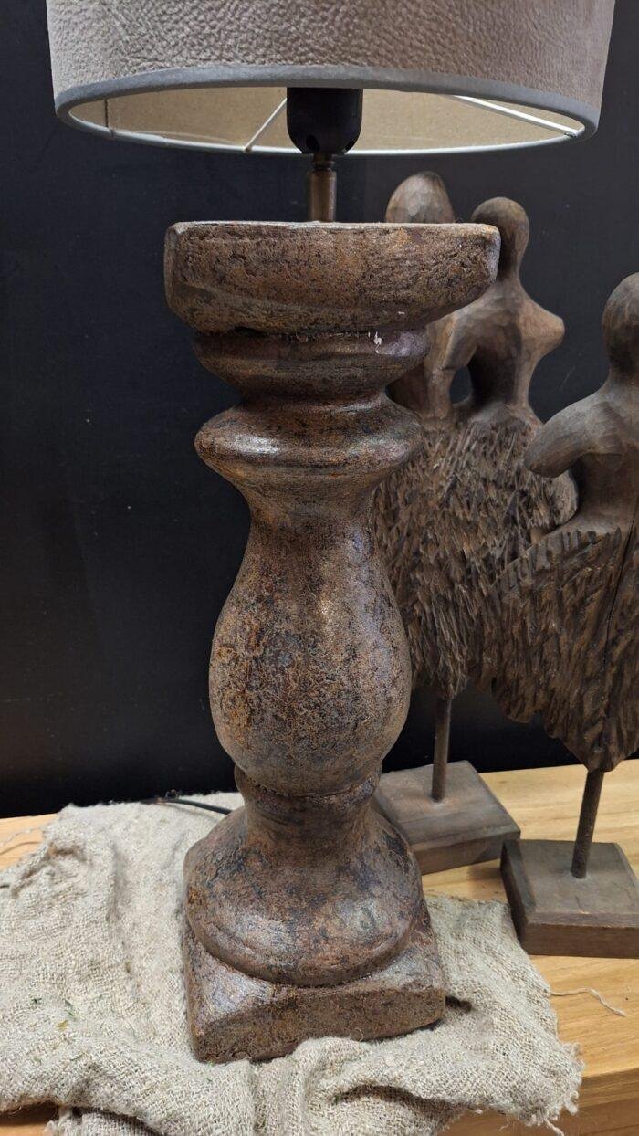 Stenen balusterlamp bruin zonder kap landelijk interieur