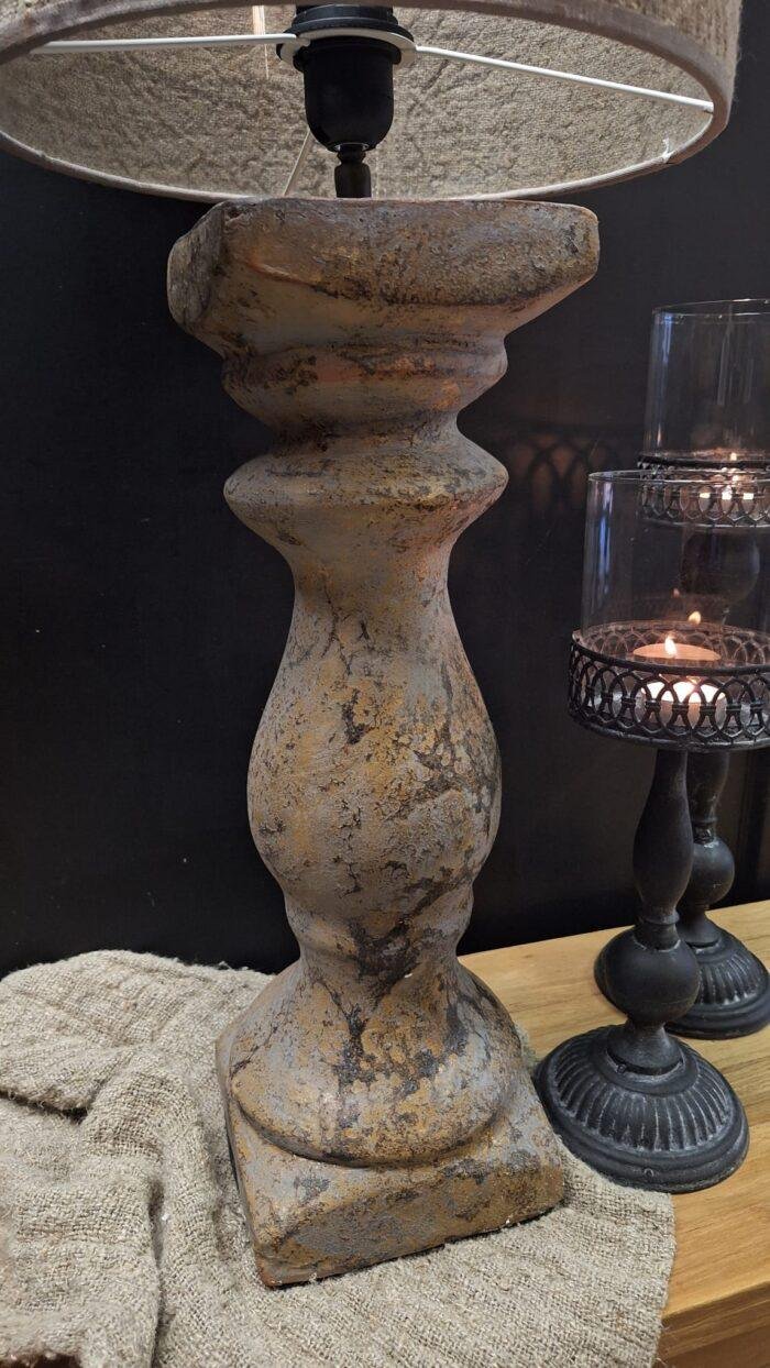 grijze stenen balusterlamp landelijke woonstijl