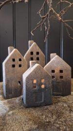 Gezellig lichtspel door stenen theelichthouder in huisvorm