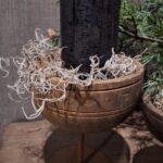 Houten schaal op voet – landelijke schaal van hout in sobere stijl