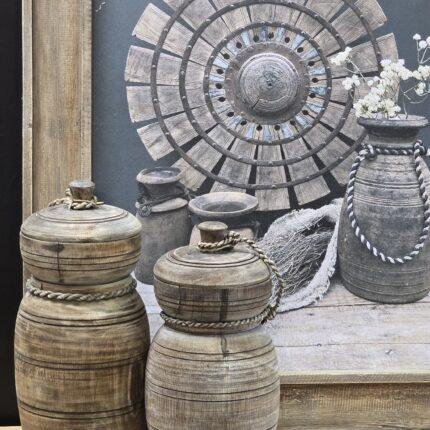 Houten pot met deksel en lijnen