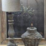 Houten tafellamp met geribbelde voet