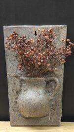 Stenen wandbord met pot