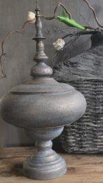 Metalen pot met deksel.