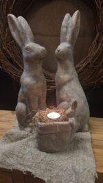 Zittend konijnenbeeld