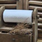 Houten keukenrolhouder met lade-bruin