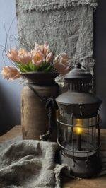 Tulip Greigii kunstboeket Countryfield in landelijke sfeerhoek