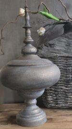 Metalen pot met deksel.