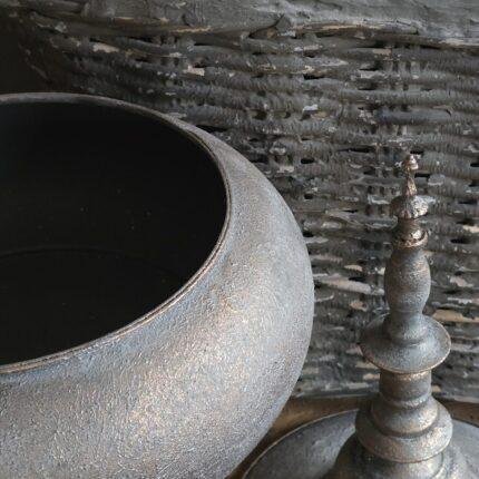 Metalen pot met deksel.