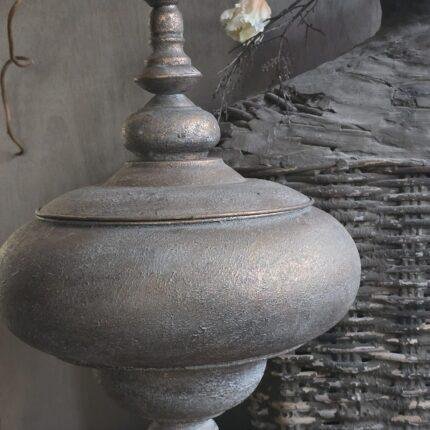 Metalen pot met deksel.