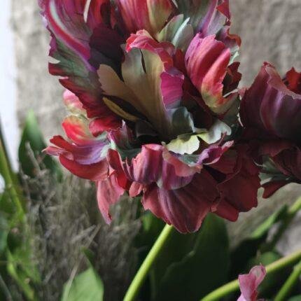 Detail van de bloemkop van de kunsttulp 73cm