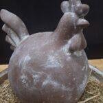 bruine kip decoratie in sobere landelijke styling