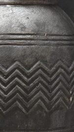 Landelijke kruik donker grijs met patroon – grote pot stoer en sober - Afbeelding 3