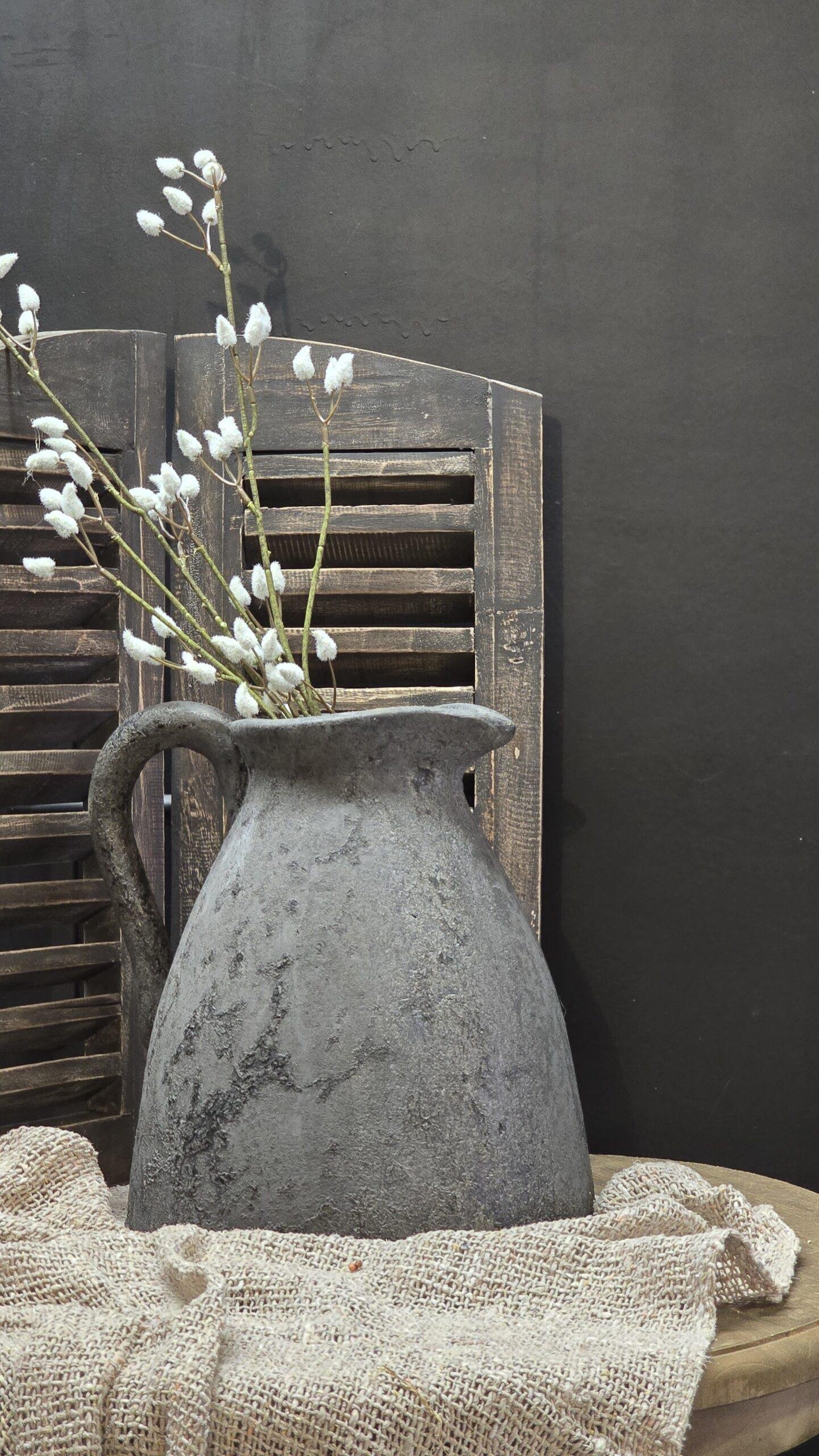 2026/04/JPEG_20260415_123158_837281914880222123-scaled.jpg Landelijke kruik met oor grijs – stoere waterkruik pot - Afbeelding 1