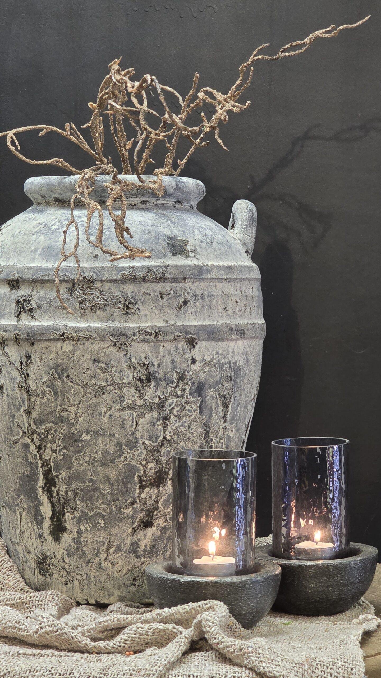 2026/04/JPEG_20260415_150637_7629692391962979254-scaled.jpg Landelijke kruik crème grijs – grote pot vergrijsde look stoer - Afbeelding 1