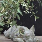 Bulldog tuinbeeld liggend 40 cm – stoere hond decoratie buiten