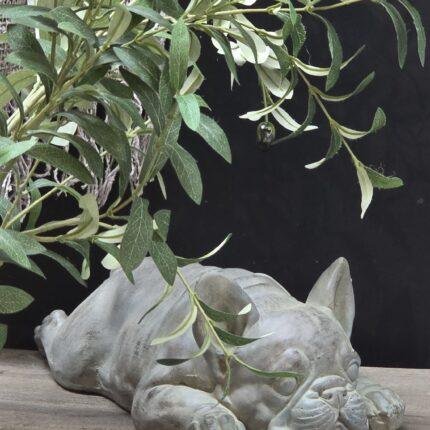 Bulldog tuinbeeld liggend 40 cm – stoere hond decoratie buiten