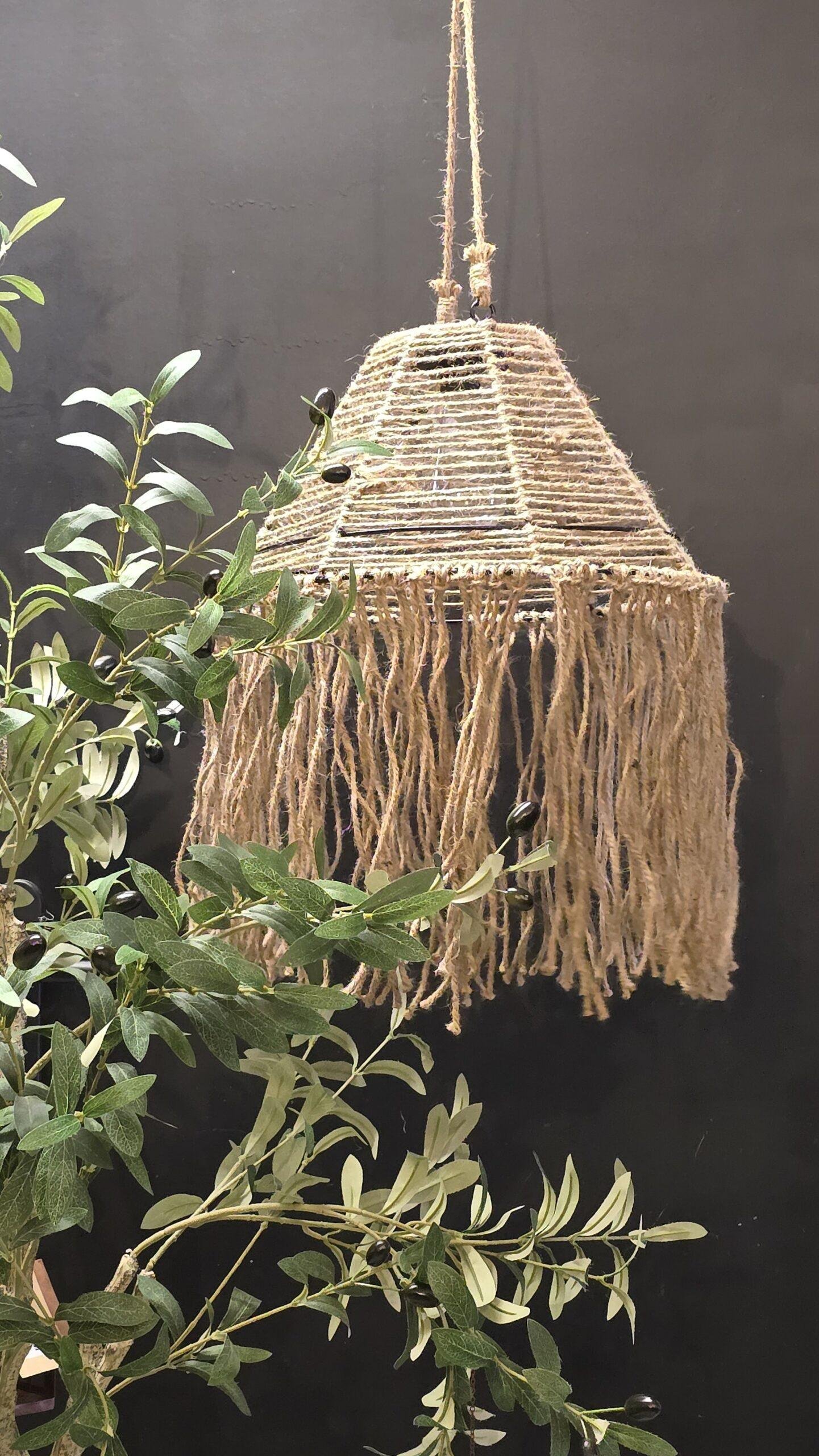 Hanglamp touw landelijk – macramé lamp met franjes Hanglamp touw landelijk – macramé lamp met franjes