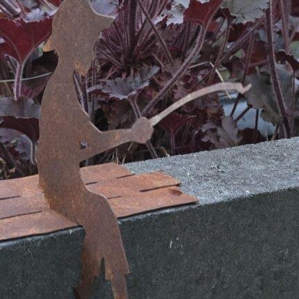 Metalen Jongen met Hengel Roest