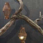 Roestige Hanger met Kettingen