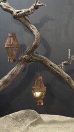Roestige Hanger met Kettingen