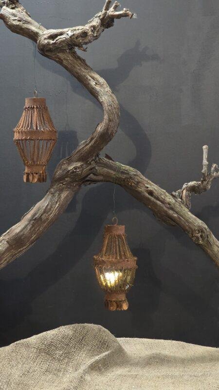 Roestige Hanger met Kettingen
