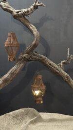 Roestige Hanger met Kettingen