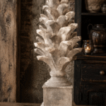 Ornament dennenappel op voet