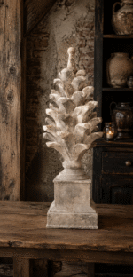 Ornament dennenappel op voet