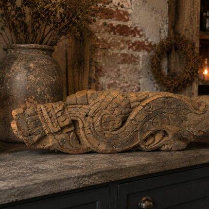 ornament met houtsnijwerk op een oude tafel in landelijke woonstijl