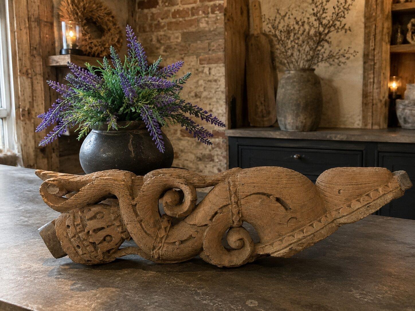 oud-houten-ornament-met-houtsnijwerk-uniek-exemplaar 1 oud houten ornament met houtsnijwerk