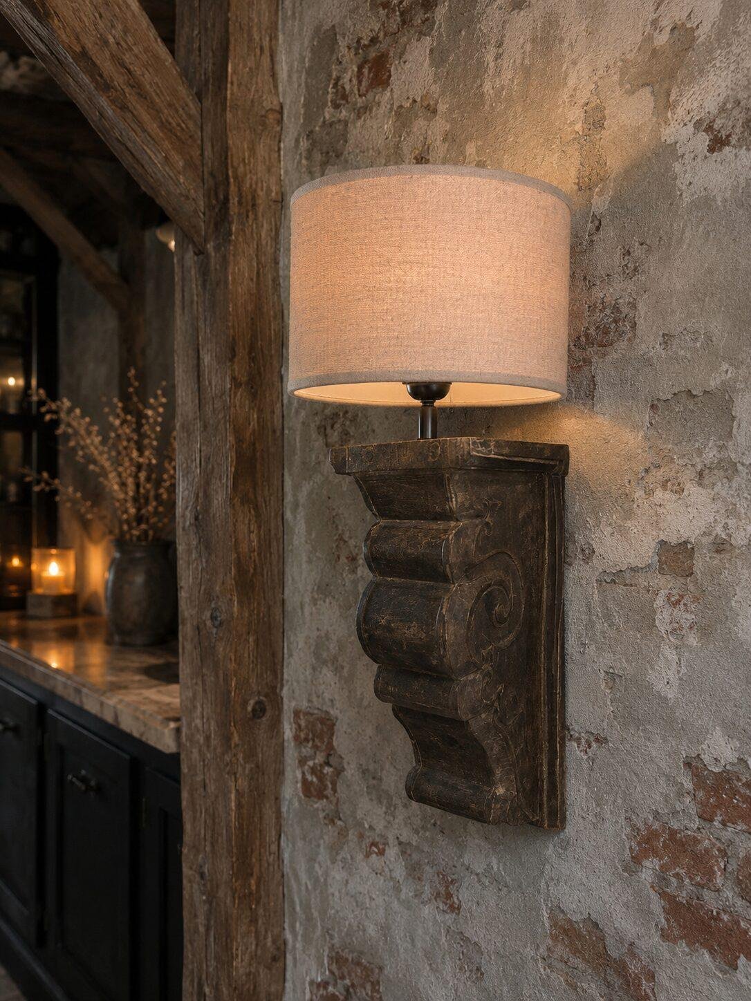 wandlamp-houten-ornament-en-lampenkap Wandlamp houten ornament en lampenkap - Afbeelding 1