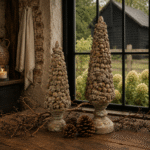 Kegel met dennenappels op voet-60 cm & 81 cm – Landelijke Kerstdecoratie