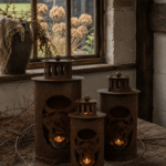 Roestige metalen lantaarn met Schotse hooglander