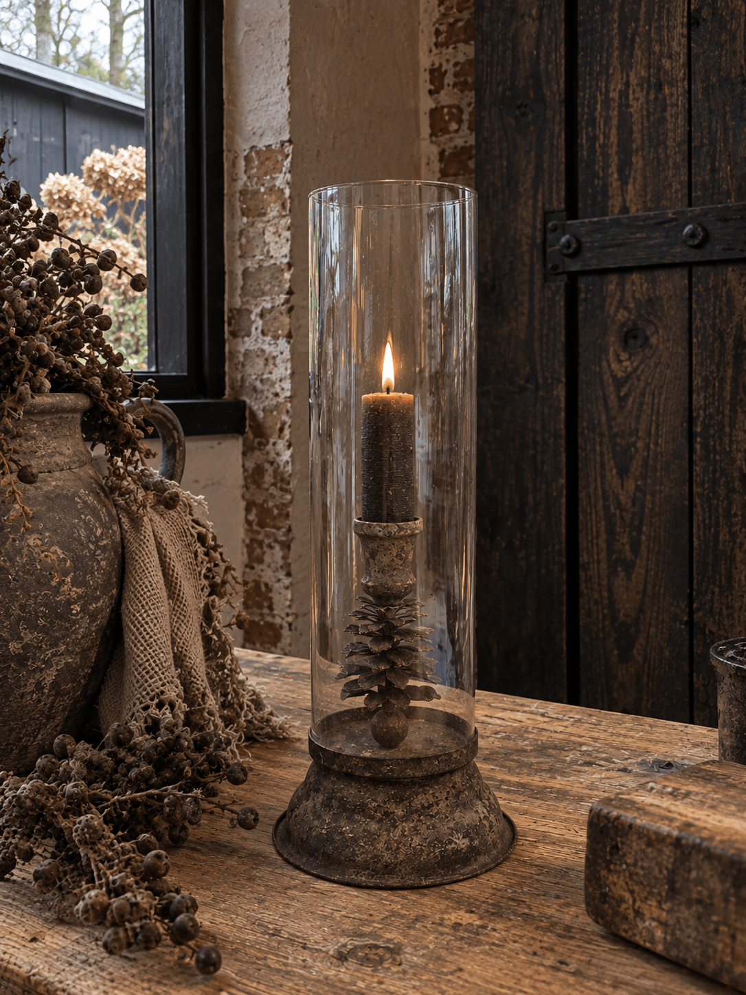 ChatGPT Image 13 sep 2026, 16_13_49 Windlicht met dennenappel kandelaar – 13 × 30 cm - Afbeelding 1