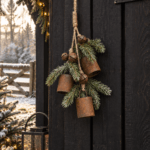 Roestige kerstbellen hanger met dennentakken | Landelijke kerstdecoratie